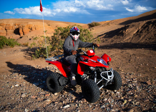 Velada inolvidable: 2 horas de Quad y Cena Espectáculo en Agafay